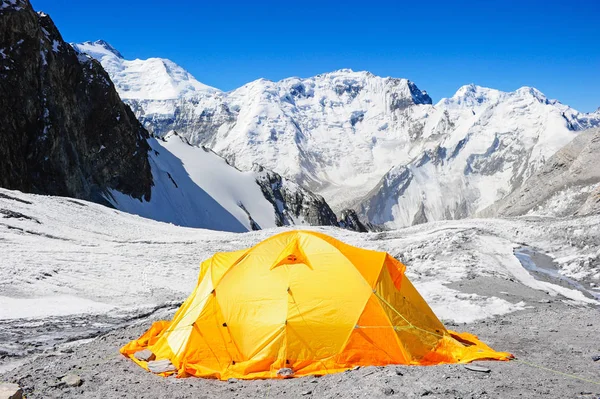 Tienda de naranja en el glaciar en altas montañas. Campo base de Everest — Foto de Stock