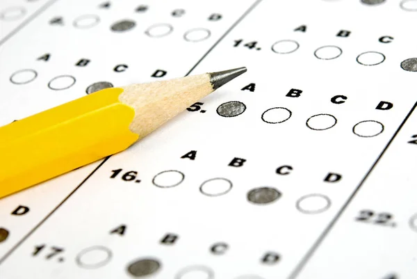 Prueba la hoja de respuesta con lápiz. Ensayos de examen. La competencia educativa — Foto de Stock