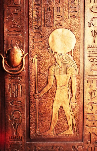 Jeroglíficos egipcios en la puerta. Las tallas Hieroglíficas en las paredes exteriores de un antiguo templo egyptiano. —  Fotos de Stock