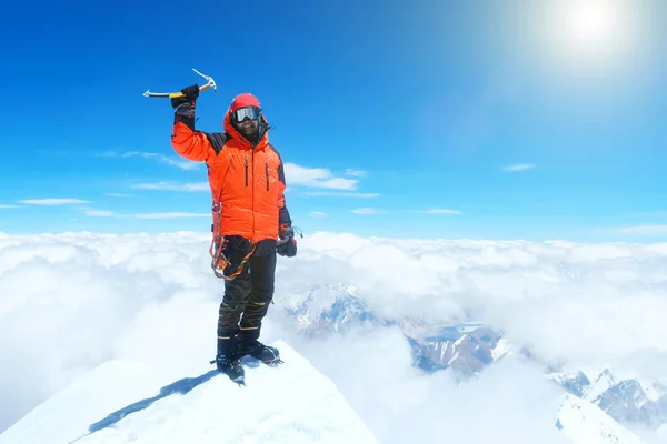 Wspinacz dociera na szczyt Everestu. Górski szczyt Everest. Najwyższa góra na świecie. Park Narodowy, Nepal — Zdjęcie stockowe