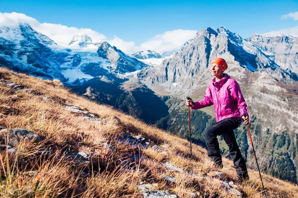 Wandelen in de Himalaya bergen. Vrouw Reiziger met rugzak wandelen in de bergen. bergsport lifestyle concept — Stockfoto