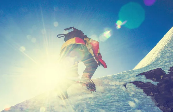 登山のグループ山のピークの上に達する。クライミングとスポーツを登山します。ネパールの山. — ストック写真