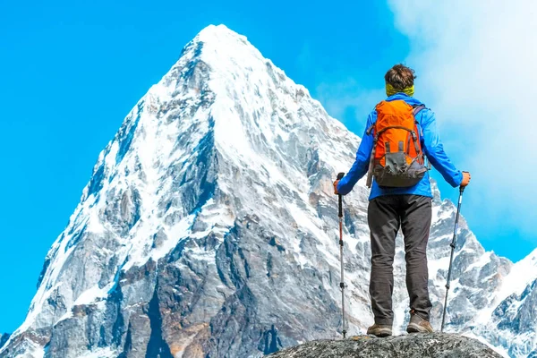 Senderista con mochilas alcanza la cima del pico de la montaña. Éxito, libertad y felicidad, logro en las montañas. Concepto de deporte activo. — Foto de Stock