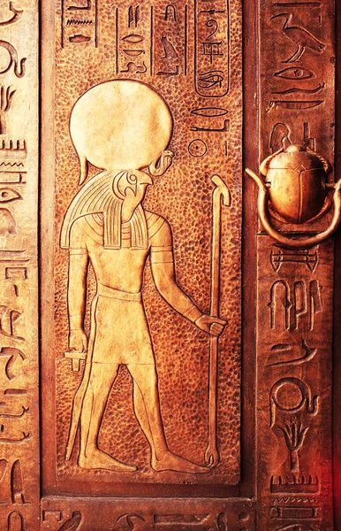 Egyptian hieroglyphs on the door. Hieroglyphic carvings on the exterior walls of an ancient egyptian temple — Stock Photo, Image