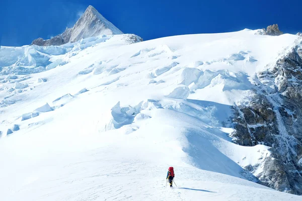 A hegymászó eléri az Everest csúcsát. Hegycsúcs Everest. A világ legmagasabb hegye. Nemzeti Park, Nepál — Stock Fotó