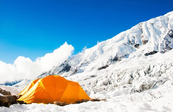 Tienda en el campamento base del Everest. Monte Everest. La montaña más alta del mundo. Parque Nacional, Nepal . — Foto de Stock