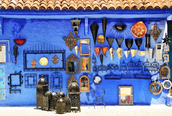 Gift shop in Chefchaouen, Marocco. Барвистий моріокан ручний сувенір. — стокове фото
