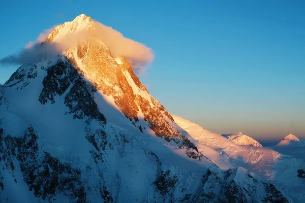 Mountain peak Everest. Highest mountain in the world. National Park, Nepal. — Stock Photo, Image