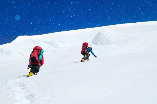 L'arrampicatore raggiunge la vetta dell'Everest. Cima montuosa Everest. La montagna più alta del mondo. Parco Nazionale del Nepal — Foto Stock