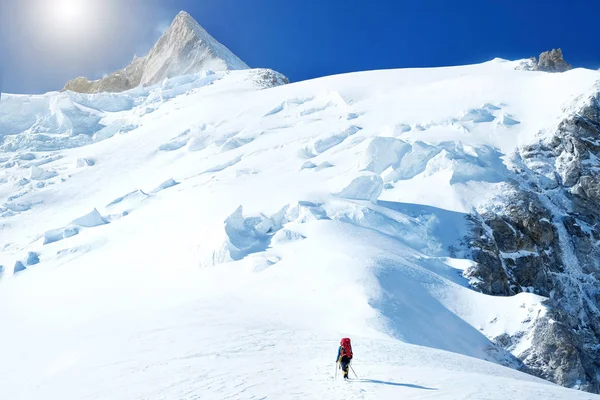 A hegymászó eléri az Everest csúcsát. Hegycsúcs Everest. A világ legmagasabb hegye. Nemzeti Park, Nepál — Stock Fotó