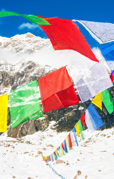 Bandiere tibetane di preghiera nel campo base dell'Everest. Montagna vetta Everest. La montagna più alta del mondo. Parco Nazionale, Nepal. — Foto Stock