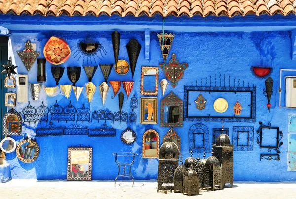 Cadeauwinkel in Chefchaouen, Marokko. Kleurrijke Marokkaanse handgemaakte souvenirs — Stockfoto