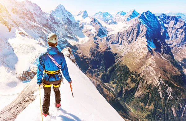 A hegymászók csoportja eléri a hegycsúcsot. Hegymászó és hegymászó sport. Csapatmunka koncepciója. — Stock Fotó