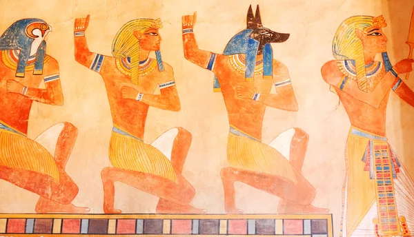 Egyiptomi jelenet. Hieroglifikus faragványok egy ősi egyiptomi templom külső falán. Grunge ősi egyiptomi háttér. Kézzel rajzolt egyiptomi istenek és fáraók. Murals ősi Egyiptom. — Stock Fotó