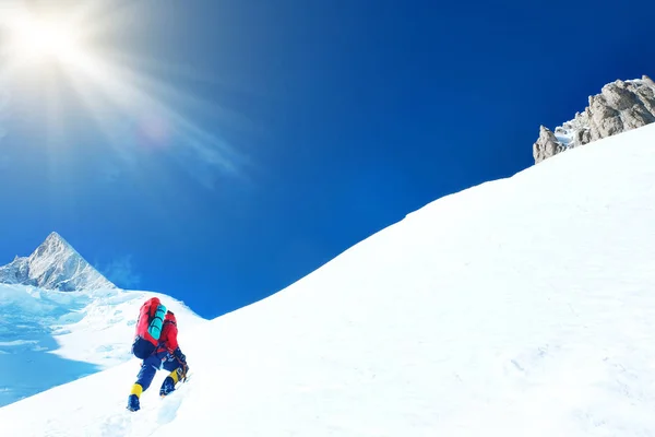El escalador llega a la cima del Everest. Monte Everest. La montaña más alta del mundo. Parque Nacional, Nepal —  Fotos de Stock