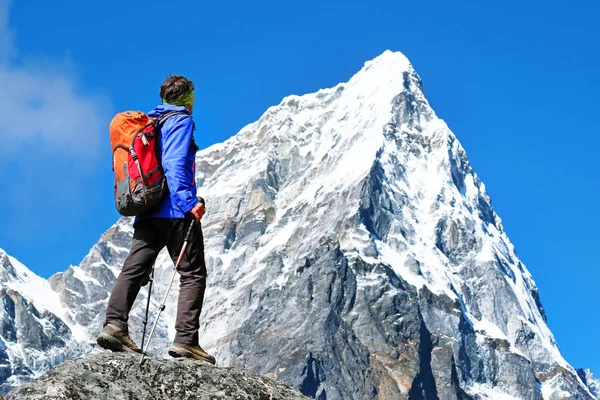 Wanderer mit Rucksack erreicht den Gipfel des Berges. Erfolg Freiheit und Glück Leistung in den Bergen. Aktives Sportkonzept. — Stockfoto