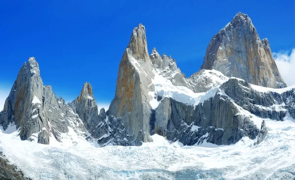 Fitz Roy Mountain Patagonia Мандрівник-мандрівник закохується в Фітц Рой, Патагонію, Ель-Чалтен - Аргентину. Гора Фітц Рой біля Ель - Чалтен. — стокове фото