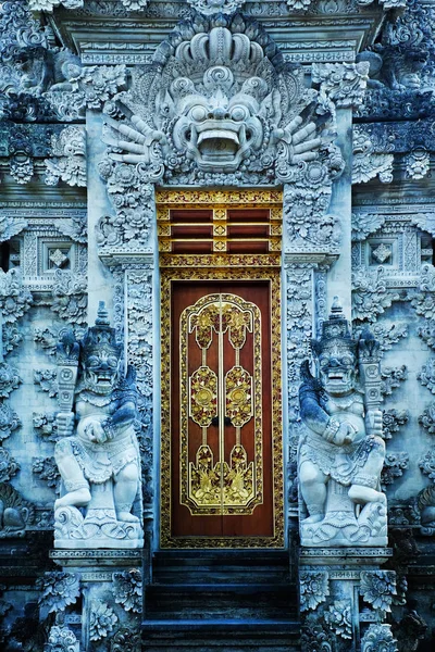 Portões do Templo Tradicional no Palácio de Ubud, Bali, Indonésia — Fotografia de Stock