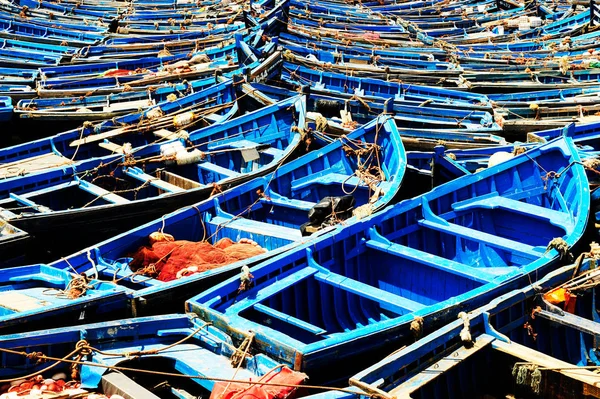 Los barcos azules atracaron en la Medina Essaouira. Puerto de Essaouira en Marruecos. Pesca barcos azules en Marocco . Imágenes de stock libres de derechos