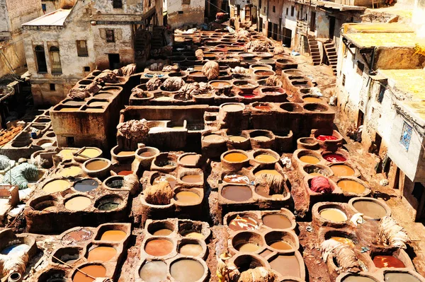 Cuero muriendo en una curtiduría tradicional en la ciudad de Fez, Marruecos. Vista de la vieja medina en Fez Fotos de stock libres de derechos