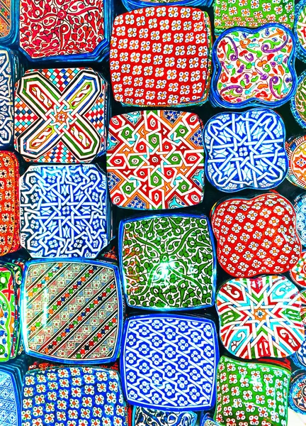 Platos tradicionales árabes hechos a mano y decorados con colores disparados al mercado en Marrakech, Marruecos, África . Imagen de stock