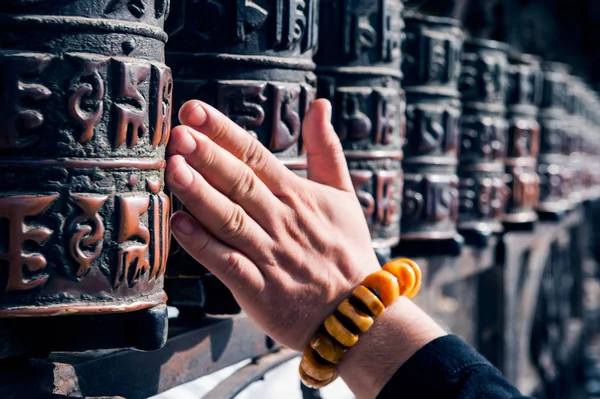 カトマンズの寺院で祈りの輪を閉じます ロイヤリティフリーのストック写真