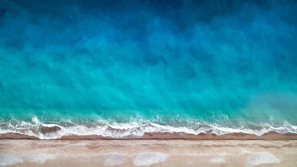 Пляж и красивое море. Теплое летнее море с голубым ватом Стоковое Изображение