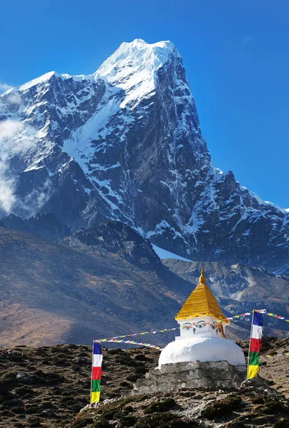 Tibetaanse Boeddha Stupa en trekker met Mount Everest achtergrond nabij Namche bazaar Nepal Stockfoto