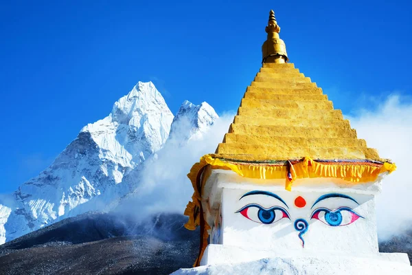 Tibetaanse Boeddha Stupa en trekker met Mount Everest achtergrond nabij Namche bazaar Nepal Stockfoto