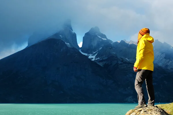 Активная девушка, гуляющая в горах, Патагония. Чили, Patagonia, Torres del Paine National Park — стоковое фото