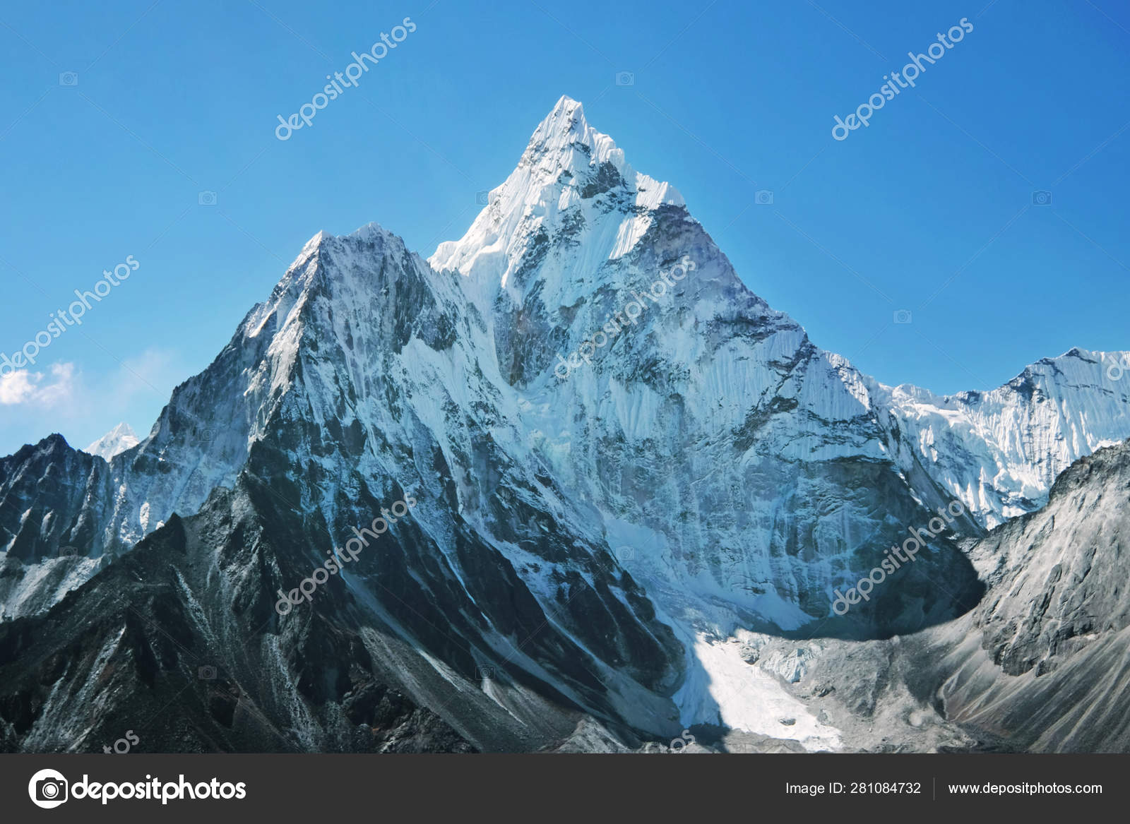 珠峰大本营途中与美丽多云的天空、 萨加玛塔国家公园、 昆布谷，尼泊尔的Ama 这样视图——图库图片© AndriiVergeles #281084732