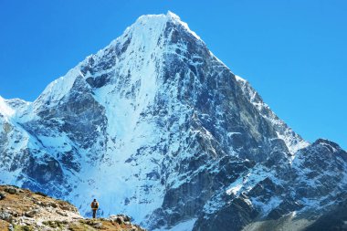 Himalayalar gün ışığında dağlarda. Himalayalar gün ışığında dağlarda. Himalayalar 'ın güzel manzaraları Himalayalar' ın güzel manzaraları