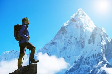 Dağcı Everest 'in zirvesine ulaşır. Dağ zirvesi Everest. Dünyanın en yüksek dağı. Ulusal Park, Nepal