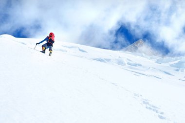 Dağcı Everest 'in zirvesine ulaşır. Dağ zirvesi Everest. Dünyanın en yüksek dağı. Ulusal Park, Nepal