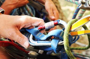 Kayalık zeminde tırmanma halatı olan bir karabina. Tırmanma konsepti. Sıra dışı sporlara tırmanıyor.
