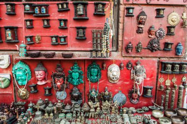 Renkli Ahşap Maskeler ve El Sanatları, Nepal, Katmandu 'nun Thamel Bölgesi' ndeki dükkanda indirimde..