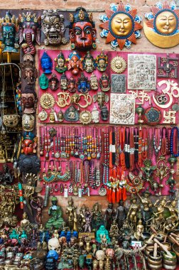 Renkli Ahşap Maskeler ve El Sanatları, Nepal, Katmandu 'nun Thamel Bölgesi' ndeki dükkanda indirimde..