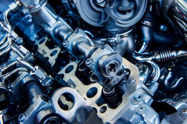 Bir arabanın güçlü motoru. Motorun dahili tasarımı. Araba motoru parçası. Modern güçlü araba motoru.