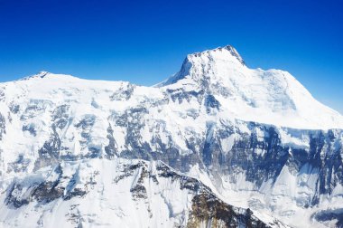 Nepal'deki dağ zirvesi. Dünyanın en yüksek dağlarının bölgesi