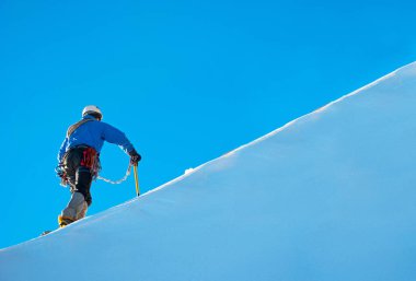 Dağcı dağın en yüksek zirvesine ulaşır.