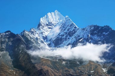 Nepal'deki dağ zirvesi. Dünyanın en yüksek dağlarının bölgesi. Ulusal Park, Nepal.