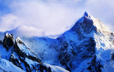 Gün batımı ışık sırasında Karakoram dağ güzel karlı Masherbrum zirvesinin panoramik görünümü