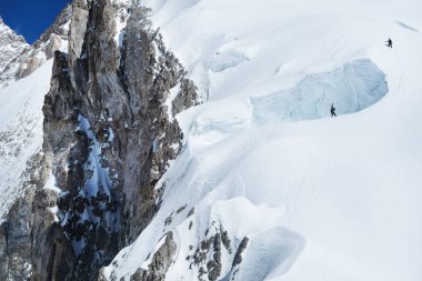 Dağcı dağın en yüksek zirvesine ulaşır. Başarı, özgürlük ve mutluluk, başarı dağlarda. Tırmanma spor kavramı.