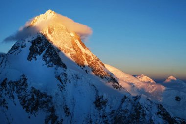 Nepal'deki dağ zirvesi. Dünyanın en yüksek dağlarının bölgesi. Ulusal Park, Nepal.