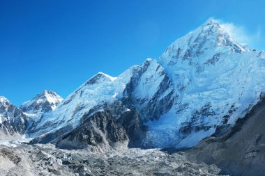 Nepal'deki dağ zirvesi. Dünyanın en yüksek dağlarının bölgesi. Ulusal Park, Nepal.