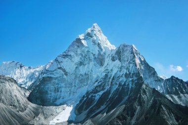  Güzel berrak mavi gökyüzü, Sagarmatha milli parkı, Khumbu vadisi, Nepal ile Everest Ana Kampı yolunda vadi ve Ama Dablam dağ Panoramik görünümü