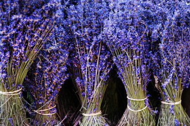 Lavanta buket mor kurdele ile kurutulmuş ve çiçekler dağınık rustik ahşap Resepsiyon, sığ alan derinliği ve yumuşak odak, portre