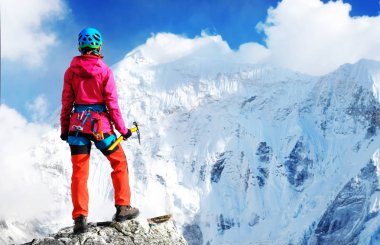 Dağcı dağ zirvesine ulaşır. Dağlarda başarı özgürlüğü ve mutluluk başarısı. Aktif spor konsepti.