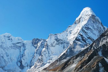 Güzel açık mavi gökyüzü, Sagarmatha milli parkı, Khumbu vadisi, Nepal ile Everest Ana Kampı yolunda Ama Dablam görünümü