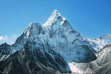  Ama Dablam görünümü güzel bulutlu gökyüzü, Sagarmatha Milli Parkı, Khumbu Vadisi, Nepal Everest saha kampı giderken